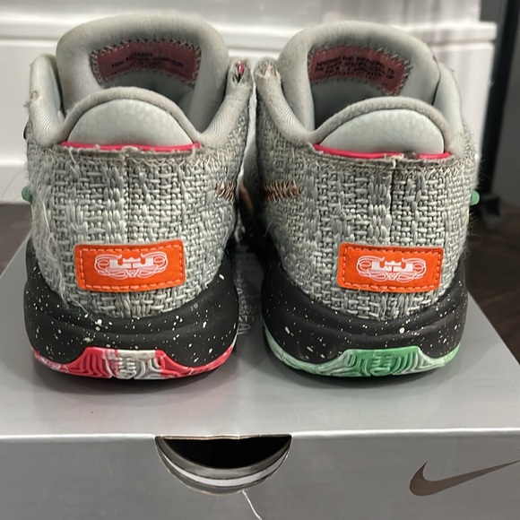 Nike Boys Lebron James Basketball sneakers - Picture 2 of 3